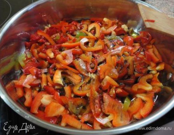 В сковороде разогреть масло, выложить перец, вылить бальзаминовый уксус и тушить на медленном огне около часа, периодически помешивая, до полной готовности: перцы должны практически «растаять».  Можно один-два раза долить масла и бальзаминового уксуса, если перцы станут подсыхать. Добавьте соль и перец. И если готовите зимой, то еще и сахар.