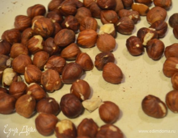 Орехи обжарить на сухой сковороде и измельчить в блендере.
