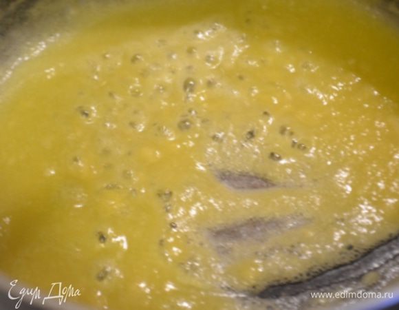 В сотейнике растопить масло, добавить муку и обжарить на среднем огне до золотистого цвета.
