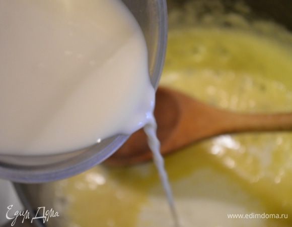 Влить молоко и варить до загустения 4-5 минут при этом постоянно помешивать. Приправить солью и перцем и мускатным орехом. 
