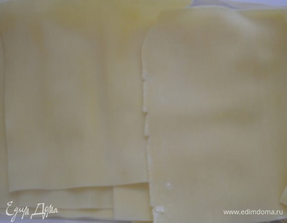 Листы лазаньи залить кипятком и дать постоять им 3-4 минуты.
