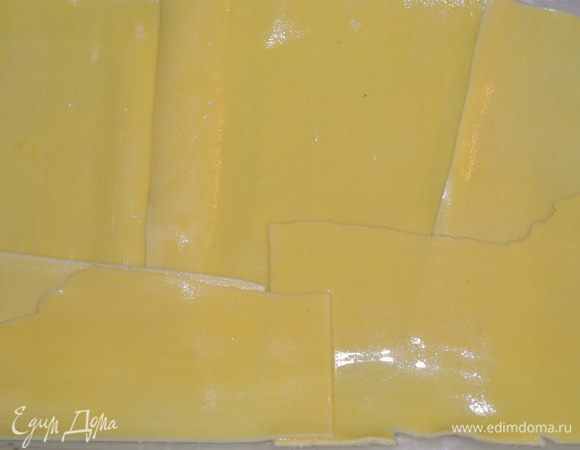 Дно формы смазать сливочным маслом выложить листами лазаньи.
