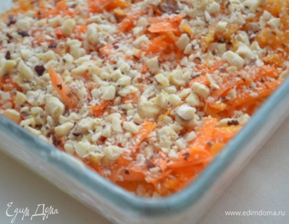 На овощи половину орехов и половину тертого сыра. Залить половиной соуса.
