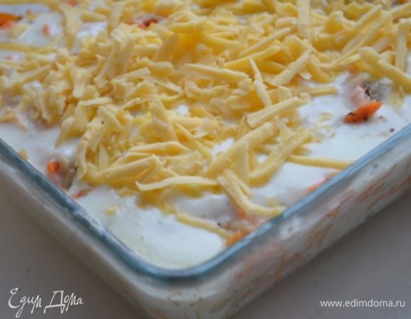 Затем слой теста, опять овощи, залить их соусом.
Сверху выкладываем сыр и орехи - они при выпекании дадут румяную корку.

