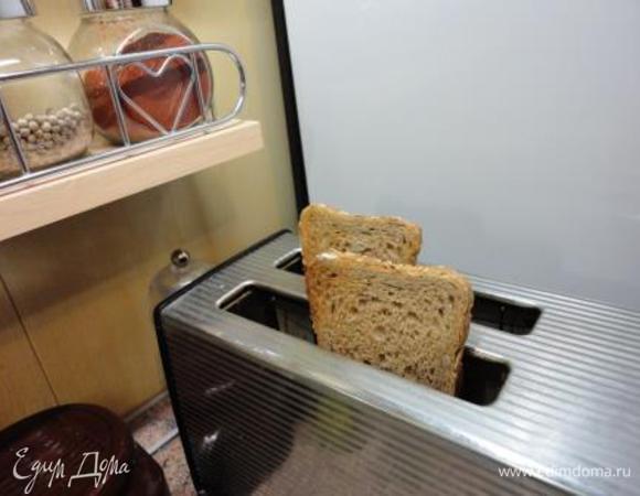 Подсушите хлеб (белый или цельно зерновой – дело вкуса) в духовке или в тостере и натрите разрезанным зубчиком чеснока.
Ложкой положите на хлеб перцы и подавайте тёплыми.