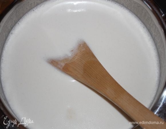 Пока коржи остывают, готовим заварной крем: 1 яйцо взбиваем с 1 ст. сахара, добавляем ванильный сахар и крахмал, полученную смесь добавляем в молоко и подогреваем, постоянно помешивая, но не кипятим. Массу остужаем, она должна получиться шелковистая и густая.