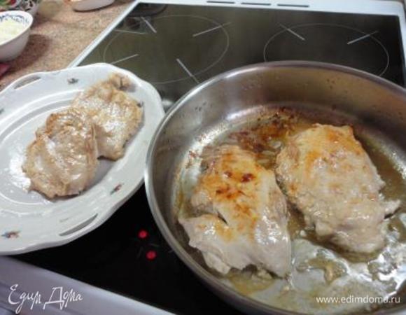 В сковороде разогреть масло, обжарить грудки с обеих сторон по 5 минут и переложить на тарелку.