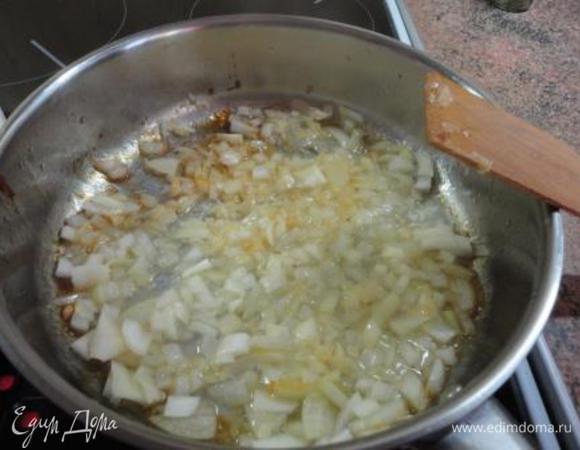 В сковороду добавить 1 ст. ложку масла  тушите в нём  мелко нарубленную луковицу и  раздавленный или натертый на мелкой терке чеснок.     