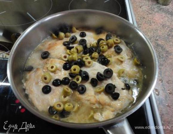 Потом снова положите на сковороду грудки, добавьте сок 1 лимона и 1 стакан смеси зелёных и чёрных оливок. Держите на огне до готовности (обычно хватает 5 минут). 