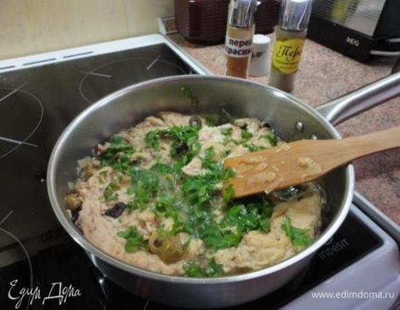 Приправьте солью и перцем и добавьте, помешивая, горсть  нарубленной петрушки. 