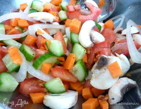 Нарезать овощи и положить в миску. Заправить с чайной ложкой оливкового масла , не нужно больше , у оливкового масла  отличный аромат и вкус , даже в небольших количествах прекрасно чувствуется.  Добавить по вкусу свежевыжатый сок примерно половины лимона .

В отдельной миске смешать тунец, чайную ложку оливкового масла, майонез и сок второй половины лимона  . 
