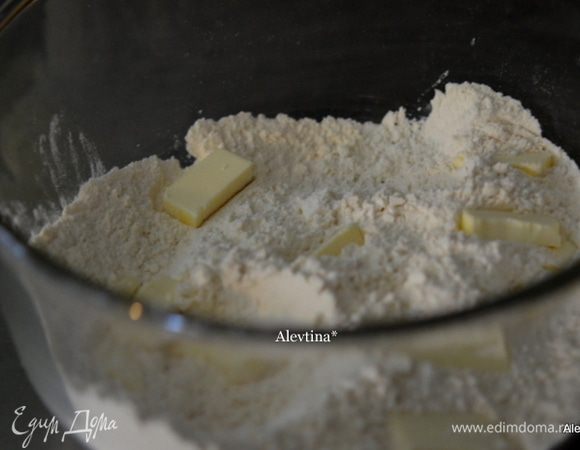 Смешать муку, разрыхлитель и соль. Добавить в крошку сливочное масло. Порубить все вместе.
