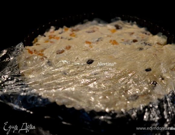 Приготовим круглую форму,у меня под тарт, смажем ее маслом. Выложим тесто и разровняем, применяя пищевую пленку. С ней удобно разглаживать тесто по форме. Поставим в разогретую духовку на 210°С на 13 мин.