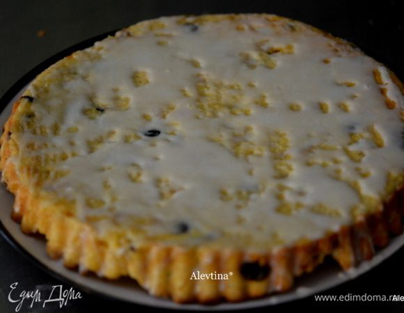 Достанем из духовки и дадим остыть слегка.
Приготовим глазурь. Смешаем сахарную пудру, экстракт рома, сливки 4 ч.л.
Распределим глазурь поверх выпечки. 