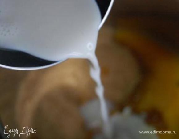 Поставить сотейник на медленный средний огонь, влить теплое молоко и при постоянном помешивании варить до состояния, пока содержимое не начнет обволакивать ложку (около 6 минут). Развести крахмал в небольшом кол-ве сока облепихи и ввести тонкой струйкой. Размешать, проварить еще около минуты. 