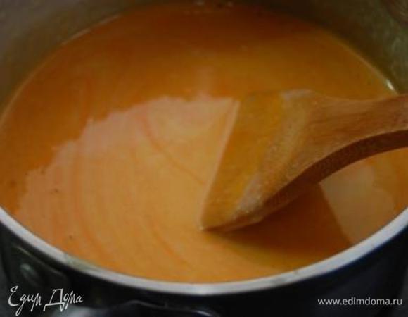 Снять с плиты и добавить сок облепихи. Тщательно перемешать 