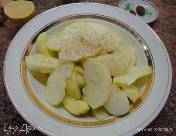 Яблоки очистить от кожицы и нарезать крупными ломтиками. Выдавите на них сок лимона, потом посыпьте мускатным орехом.