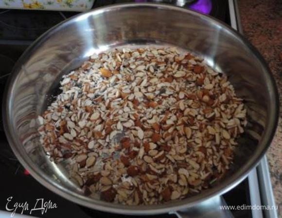 Поджарьте 1 стакан нарезанного миндаля (1-2 минуты). Выключить плиту, отложить 2 столовые ложки миндаля