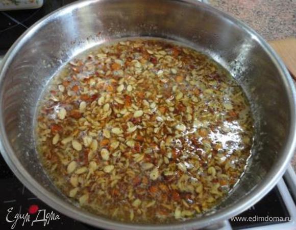 В оставшийся на сковороде миндаль выложить 100 г сливочного масла и сахар. У меня электроплита. Поэтому после отключения сковорода остается очень горячей и масло с сахаром топятся. Если у вас газовая плита убавьте огонь до минимума. Добавьте 2 столовые ложки лимонного сока и сидр или воду. Бросьте туда же ломтики яблок. Перемешайте, накройте крышкой и оставьте томиться минут 15.