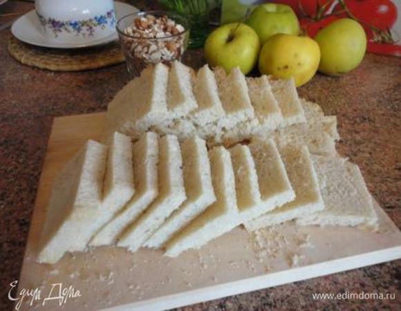 Снимите жёсткую корку с чёрствого хлеба. Нарежьте хлеб на ломтики. 