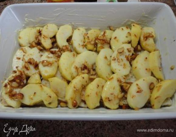 Дно прямоугольной формы смазать 1 столовой ложкой сливочного масла и выложить слой хлеба, на него яблоки и полить частью сиропа, в котором находились яблоки, затем опять хлеб и яблоки, поливая сиропом. Верхним должен быть слой хлеба.