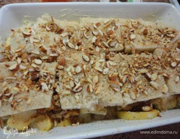 Взбейте вместе 4 яйца, потом добавьте молоко и сливки, перемешайте и залейте этой смесью пирог. Посыпьте сверху немного сахара, мускатного ореха и оставшийся поджаренный миндаль. 