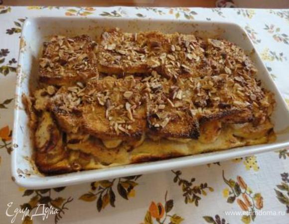 Выпекайте при 180°С в течение часа. Дайте постоять 15-20 минут. Подавайте с подслащённым сливочным сырком или взбитыми сливками. По желанию при подаче каждый кусочек можно полить медом.