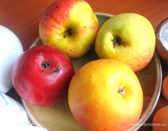 Яблоки можно брать любые,садовые тоже. Очищаем их от кожицы и серединки.