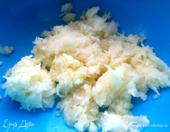 Натереть яблочки на мелкой тёрке.