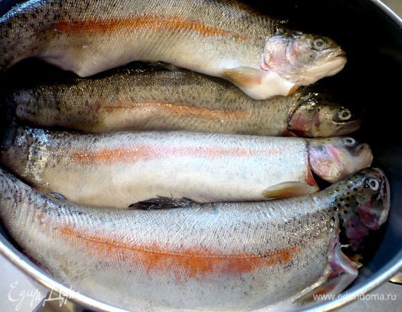 Для начала очистим нашу рыбку от чешуи. Для этого нужно взять рыбку бумажным полотенцем за хвост, чтобы она не выскальзывала из рук, и при помощи ножа или, как у меня, овощечистки очисть рыбу от чешуи движениями от хвоста к голове, при этом лучше всего держать рыбу под струей проточной воды. Затем промыть рыбу и обсушить бумажным полотенцем. 