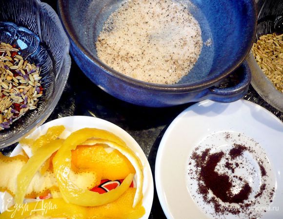 Разогреваем духовку до 180 градусов. Подгатавливаем все пряности для рыбы. Чеснок режем тонкими пластинками. Половина чеснока нам понадобится сразу же для фарширования, другую половину отложим для пряного масла. В одной из емкостей смешиваем щепотку кайенского перца с ¼ ч.л. ванили, 1 ч.л. семян фенхеля и ½ ч.л. цветов лаванды. Половину кожуры апельсина и лимона нарежем крупными кусочками. Отдельно готовим достаточное количество соли и перца. 20 г масла режем на равные кусочки. 