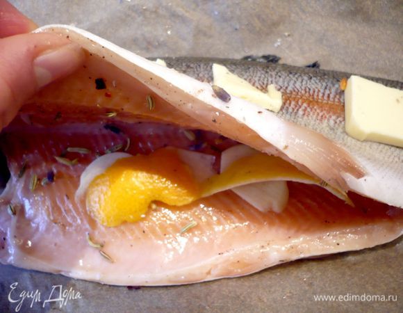 На смазанный сливочным маслом лист пергамента выкладываем рыбу, натираем ее солью и перцем снаружи и внутри. Внутрь кладем ¼ пряной смеси, кусочек кожуры лимона и апельсина, а также пару пластинок чеснока. Сверху на рубу выкладываем несколько кусочков сливочного масла. Заворачиваем в пергамент. Также поступаем с тремя другими форелями. Ставим в духовку на 25 минут.