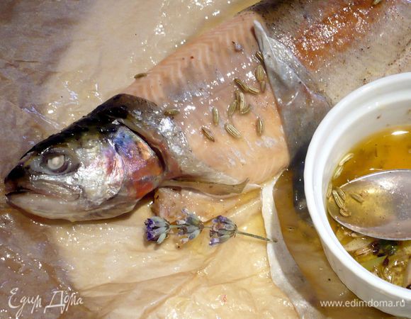 Рыбу достаем из духовки и, раскрыв конверт, подснимаем кожу и поливаем мякоть сверху нашим маслом. Подаем пряное масло вместе с рыбкой. Приятного аппетита!