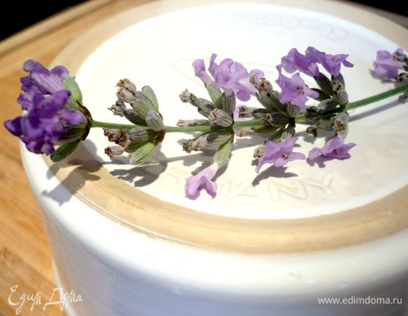 А это наша лаванда, которая снова начала цвести, конечно, последние дни температура днем у нас достигала 16 градусов.