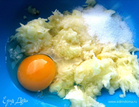 Добавить яйцо, сахар, соль.