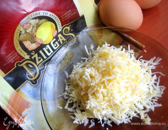 Твёрдый сыр натереть на мелкой тёрке или купить уже натёртый!