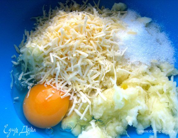 Отправить в миску, перемешать.