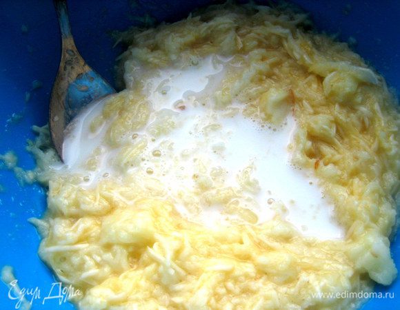 Молоко для нежности теста...пару ложек,но можно и больше,только тогда и муки тесто возьмёт больше!