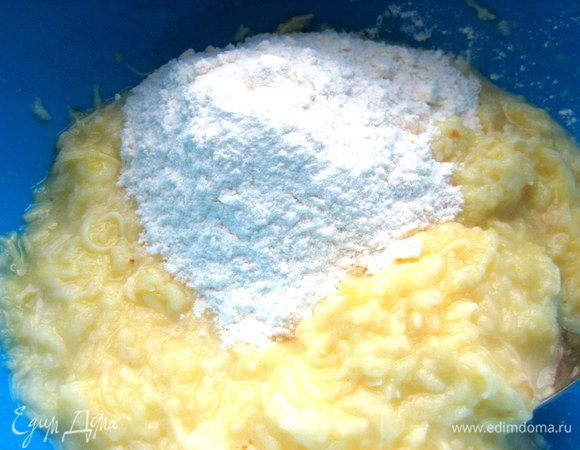 Муку вводим по частям.