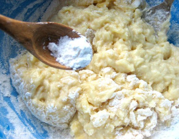 Щепотку разрыхлителя... Даём тесту немного постоять. В это время закипает вода в кастрюле...