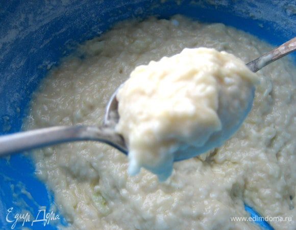 С помощью двух ложек берём тесто и и формируем галушку,можно неправильной формы,так даже интереснее)))