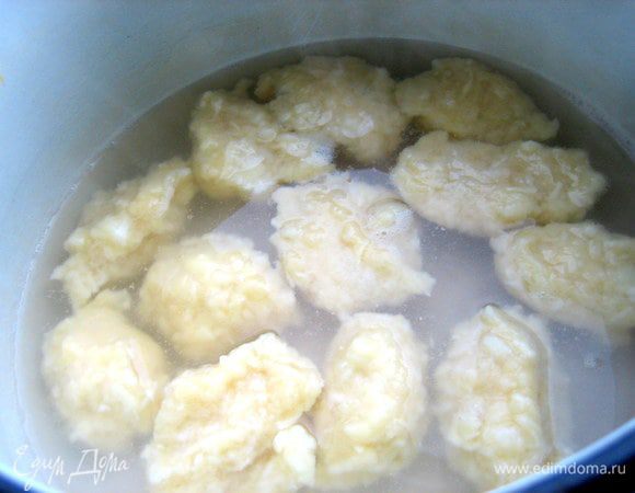 Опускаем в кипяток на расстоянии друг от друга и когда пойдут на дно,помочь ложкой отлепиться от дна! Для определения готовности надавить слегка ложкой посередине и если пружинит галушка,то готова,а если продавливается-поварить ещё.