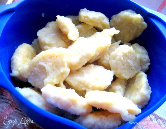 Вынимаем через 5 минут в общую миску...,варим следующую партию.