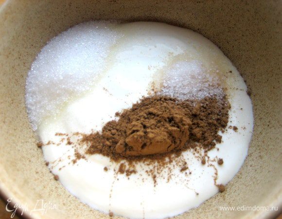 Смешать сметану,корицу,ваниль и сахар (лучше пудру!)...Сразу оговорюсь,что соуса хватило только на половину галушек))) Нужна двойная порция...