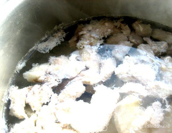 Заливаем водой и ставим на огонь,снимая пену.