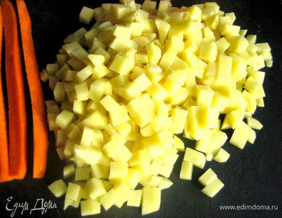 Картофель измельчаем на кубики.