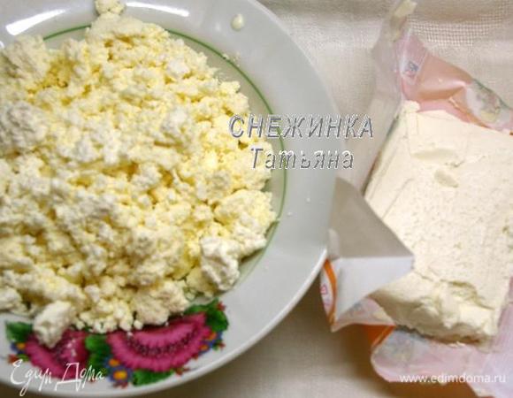 Для творожной начинки соединяем творог, растираем ложкой.