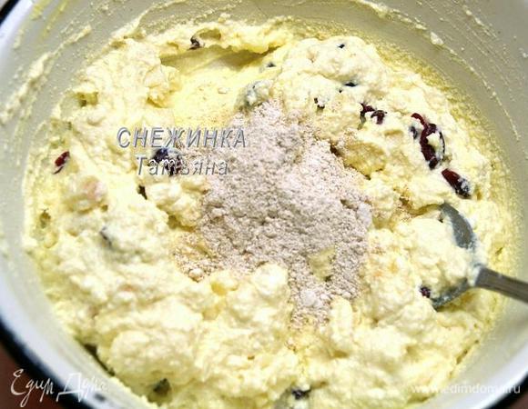 Всыпаем муку, перемешиваем. Оставляем.