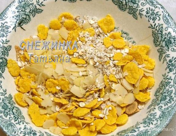 Для основания сделаем сухую смесь из рисовых, овсяных и кукурузных хлопьев с добавление лепестков миндаля.