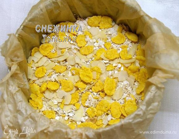 Форму для выпечки выстилаем бумагой для выпечки. Чтобы она приняла форму формы сбрызгиваем её слегка водой, отжимаем и выкладываем. Хвостики должны торчать, чтобы потом легко извлечь готовый торт. Можно взять разъёмную форму и выстелить бумагой только дно. Можно взять форму большего диаметра, тогда тортик будет ниже. Насыпаем ровным слоем сухую смесь.